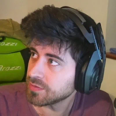 Ricoy con cascos de gaming mirando a un lado